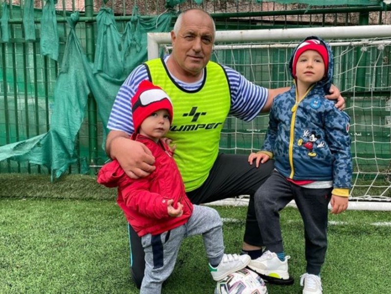Премиерът с внуците: Играта ни върви! СНИМКИ