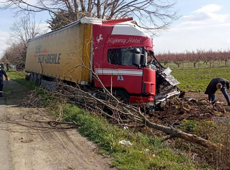 Тежко е състоянието шофьора на камион, причинил катастрофата край Айтос