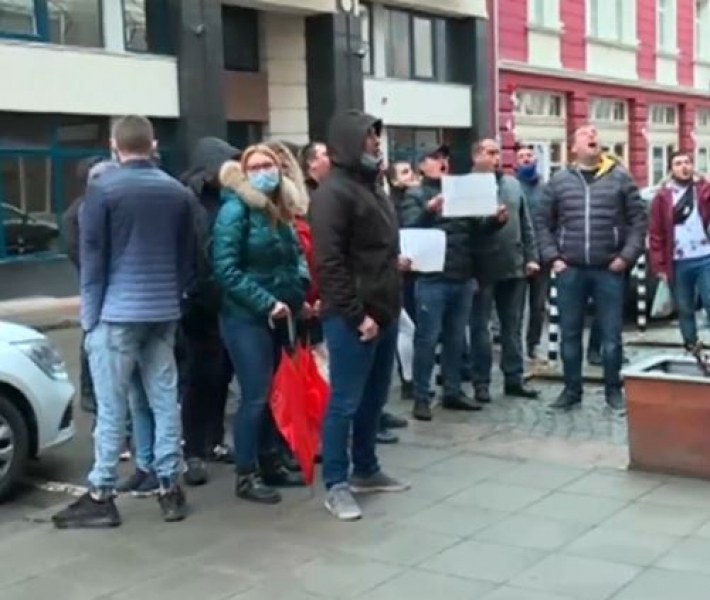 Заседанието на Националния съвет на БСП започна с викове „Оставка”