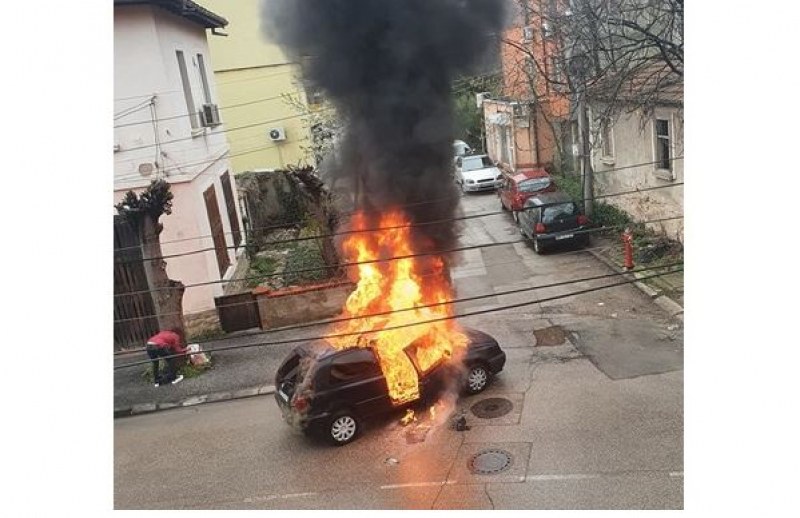 Фолксваген се запали в движение, шофьорката успя да се спаси