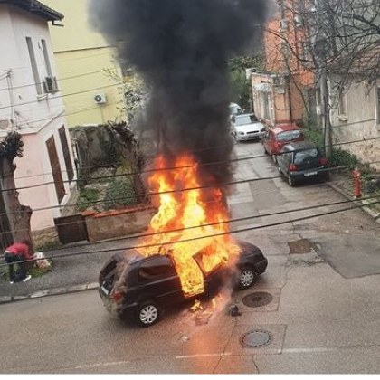 Фолксваген се запали в движение, шофьорката успя да се спаси