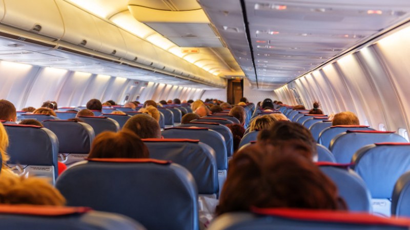 Празна седалка в самолета пази от COVID