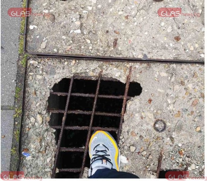 Опасна шахта дебне пловдивчани в центъра на града  СНИМКИ