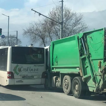 Рейс и камион за боклук се блъснаха в Пловдив, има тапа СНИМКА