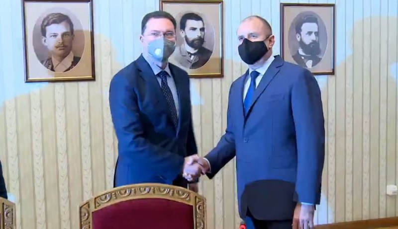 Радев връчи мандат за съставяне на правителство на Даниел Митов от ГЕРБ-СДС