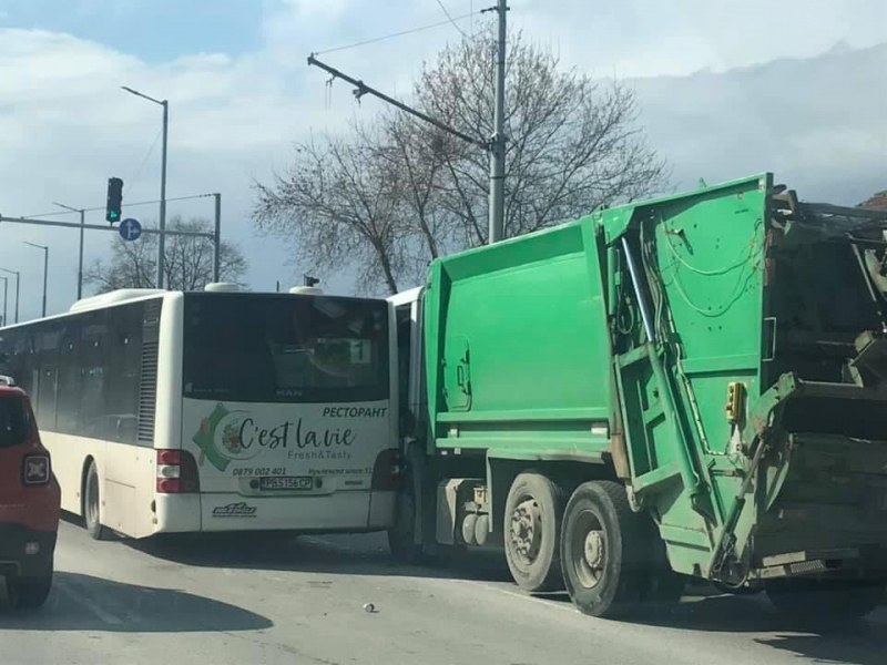 Рейс и камион за боклук се блъснаха в Пловдив, има тапа СНИМКА