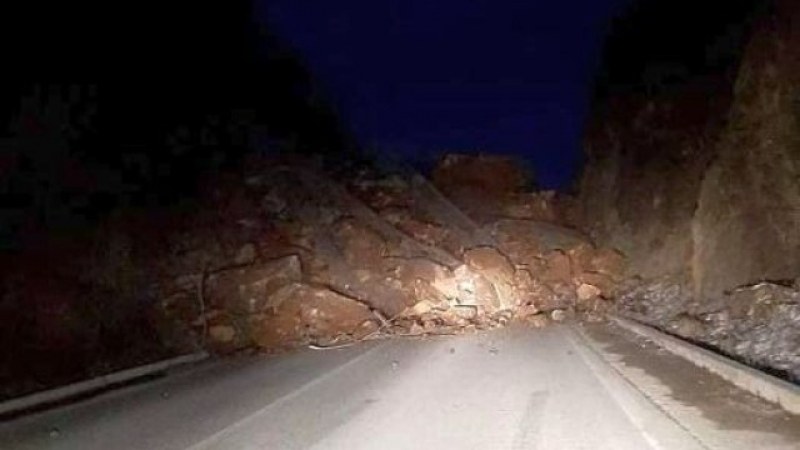 Свлачище затруднява движението по пътя Михалково – Кричим
