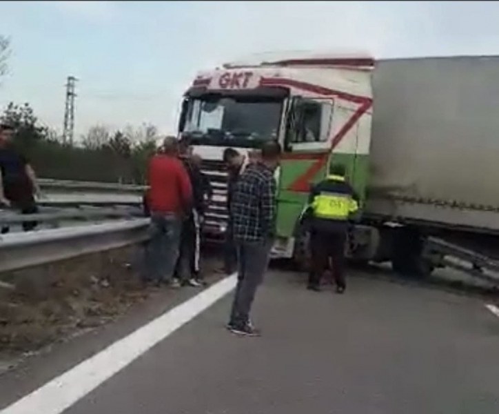 ТИР блокира движението на АМ "Тракия"