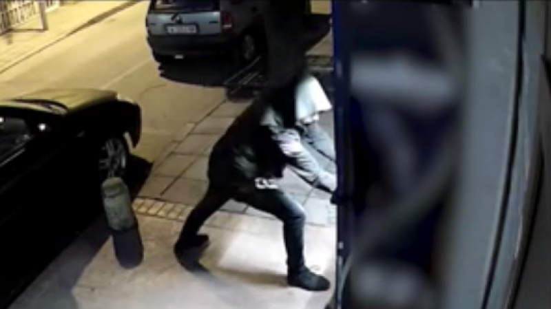 Виждали ли сте го? Крадец продължава да разбива вендинг автомати