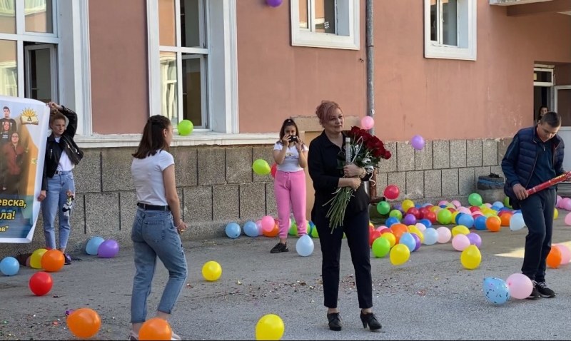 Абитуриенти от Пазарджик с невероятна покана за бала към своята класна ВИДЕО