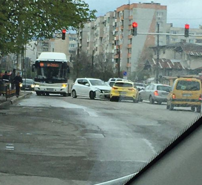 Катастрофа  в столицата: Такси и кола се блъснаха в кръстовище