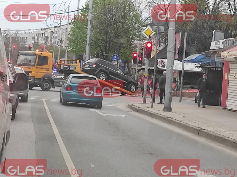 Два джипа се блъснаха в Пловдив СНИМКИ