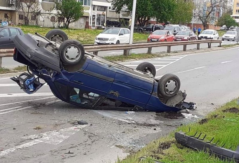 Млад мъж се преобърна с колата си по таван СНИМКА