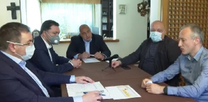 На Цветница, премиерът събра на масата министри: Вирус, ваксини ВИДЕО
