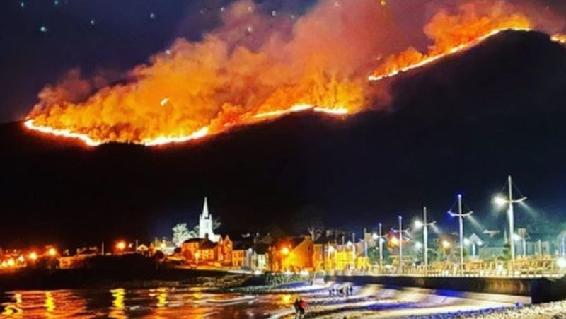 Огнен ад! Над 100 пожарникари и хеликоптери се борят с  пламъците ВИДЕО
