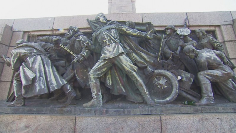 Да се премахнат комунистическите паметници. Преименуване на градове