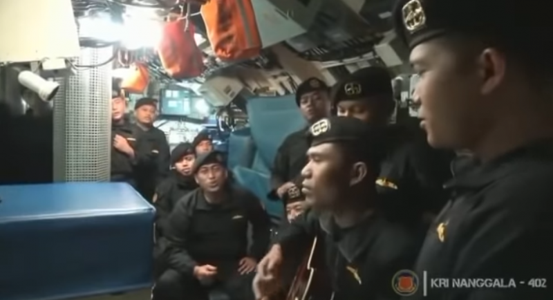 ВИДЕО показва пеещия екипаж на потъналата индонезийска подводница