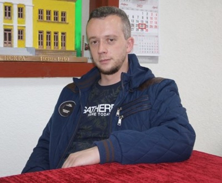 Бензинджия, завършил бизнес във ВУЗ, възкресява читалище. Ангел е той!
