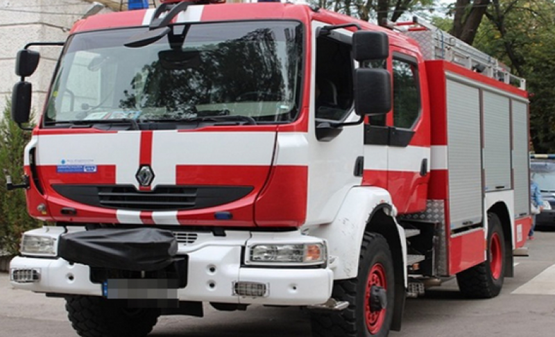 Пожар горя в цех за автобоядисване край Бургас