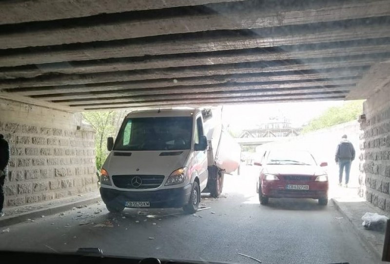 Камион се заклещи под столичен мост
