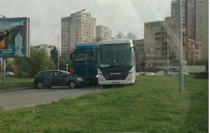 Катастрофа с тир блокира булевард в Бургас!