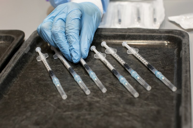 Медсестри попрекалиха, предозираха затворници с Pfizer – 77 души
