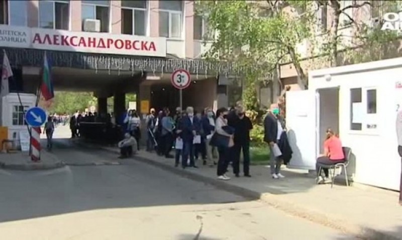 Извиха се опашки пред имунизационните пунктове! Удължават работното им време ВИДЕО