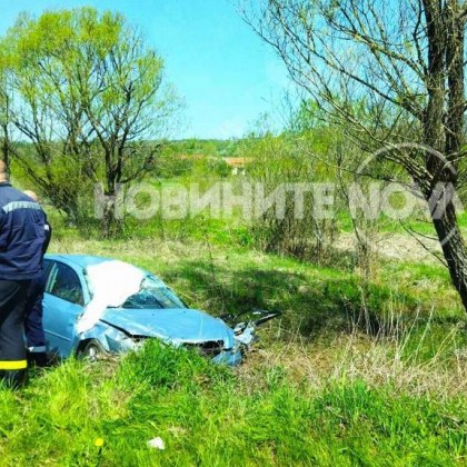 Кола падна в дере, образува се задръстване