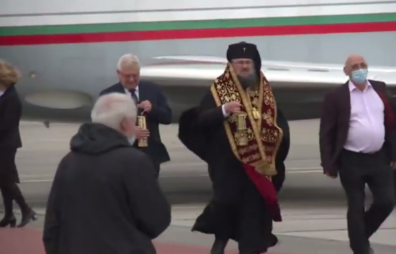 Благодатният огън пристигна в България