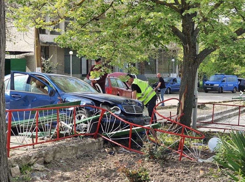 Момиче блъсна с автомобила си група деца