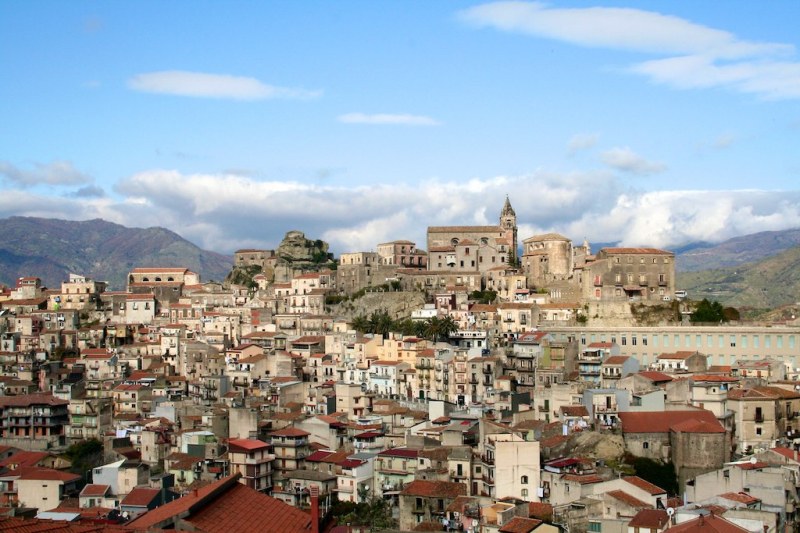 Продават къщи за 1 евро в Италия, но какво е различното в този град?