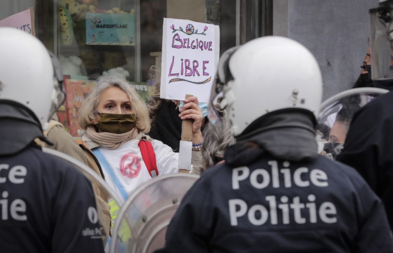 Арестуваха над 100 протестиращи срещу COVID мерките в Брюксел