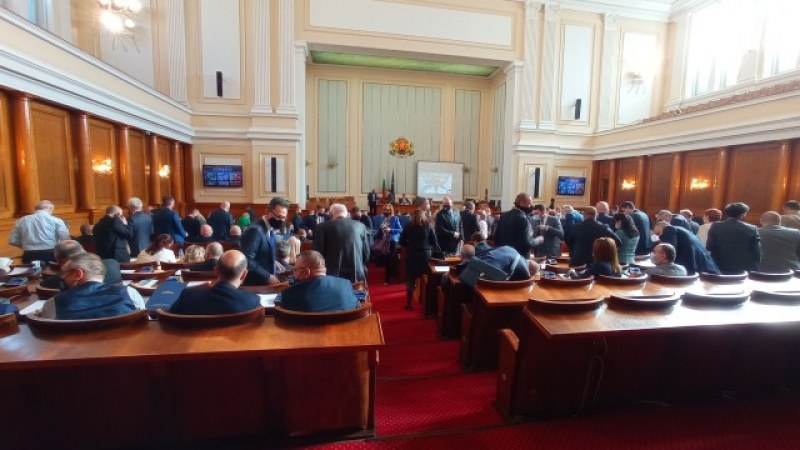 Ден след Гергьовден – 45-тият парламент се разпуска. Кой сяда в стола на Борисов?