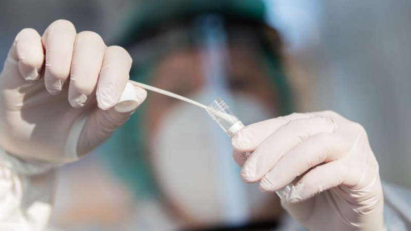 След тест за коронавирус от носа на жена потече мозъчна течност