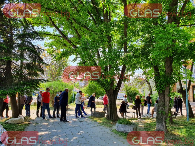 Опашки от желаещи за ваксина се извиха пред РЗИ в Пловдив СНИМКИ