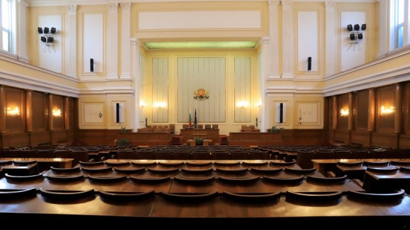 Депутатите се отказаха от намаляването на заплатите им