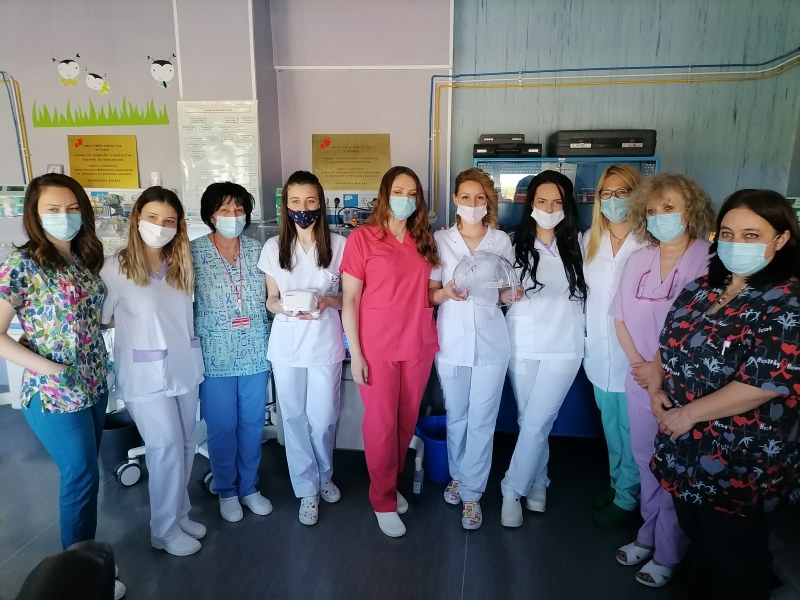 Студентки с дарение за пловдивска болница
