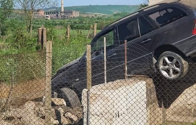 За пореден път: Кола влетя в двор на къща СНИМКИ