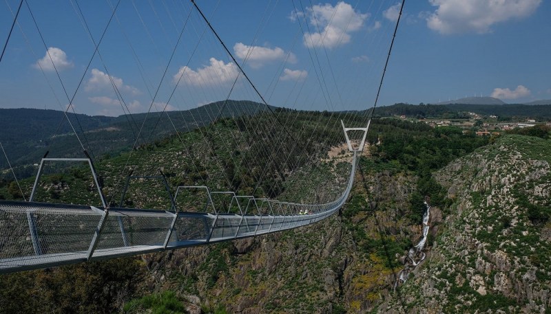 Първи туристи стъпиха на най-дългия висящ мост в света СНИМКИ