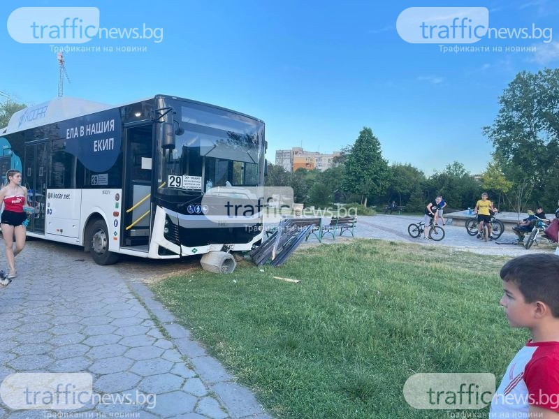 Автобус се качи на тротоар и се заби в пейка в Пловдив!* СНИМКИ