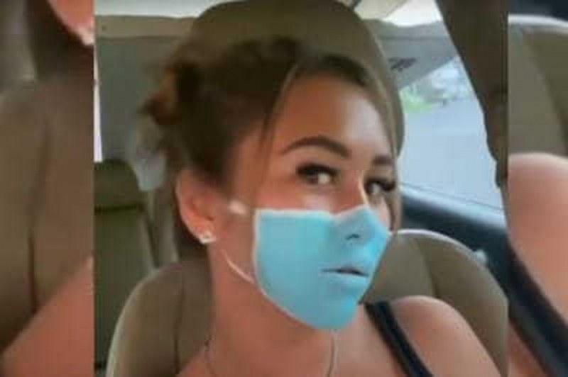 Депортираха от Индонезия рускиня за ВИДЕО с маска, нарисувана на лицето й