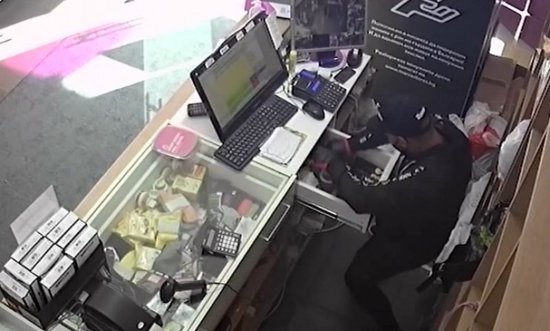 Крадец открадна оборота на столичен магазин, издирват го