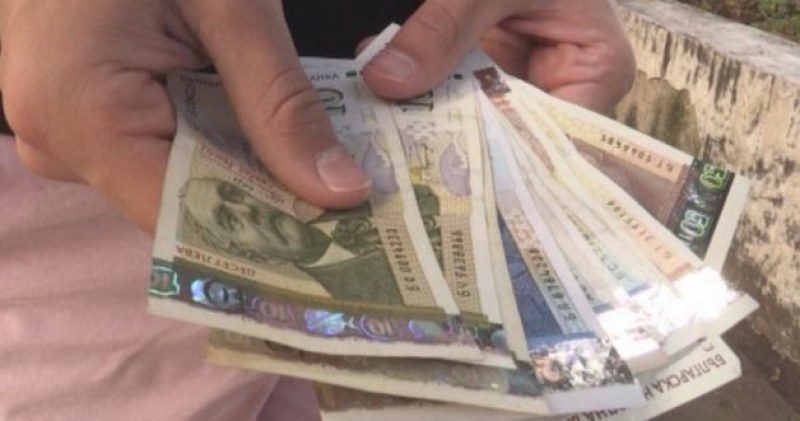 Първокласници намериха и върнаха немалка сума пари