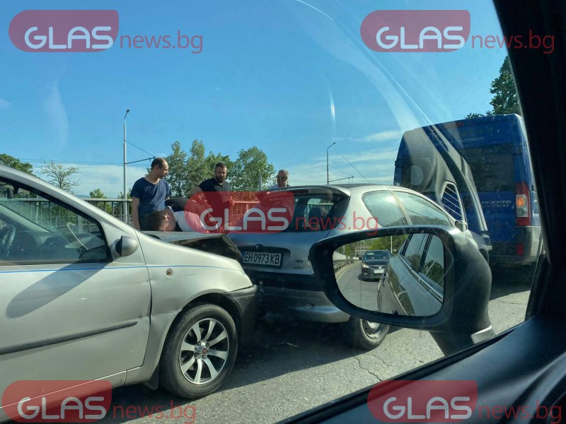 Верижна катастрофа в Пловдив! Движението в Смирненски е затруднено СНИМКИ