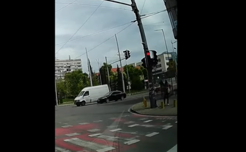 Мазилка падна на сантиметри от чакащ на тротоар пешеходец ВИДЕО