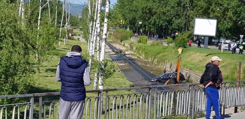 Автомобил падна в река в Кюстендил СНИМКИ