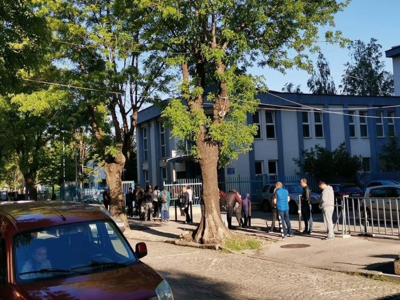 Опашки за вадене на лични документи се извиха пред столично управление