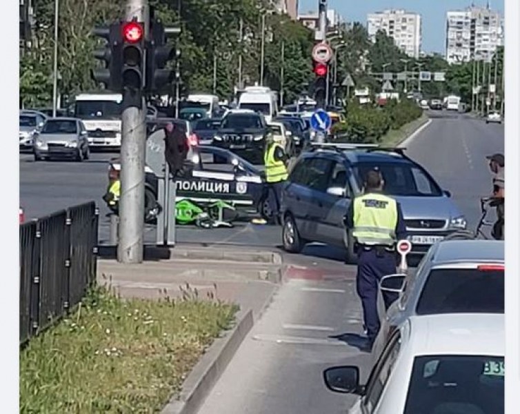Катастрофа с моторист на кръстовище в Пловдив, има задръстване