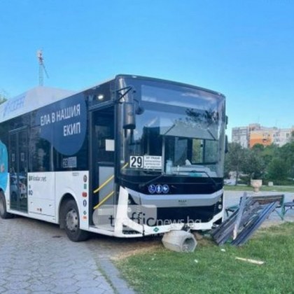 Почина шофьорът на автобуса, забил се в пейка в Пловдив