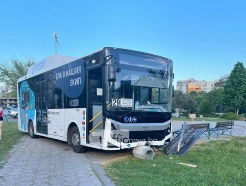 Почина шофьорът на автобуса, забил се в пейка в Пловдив
